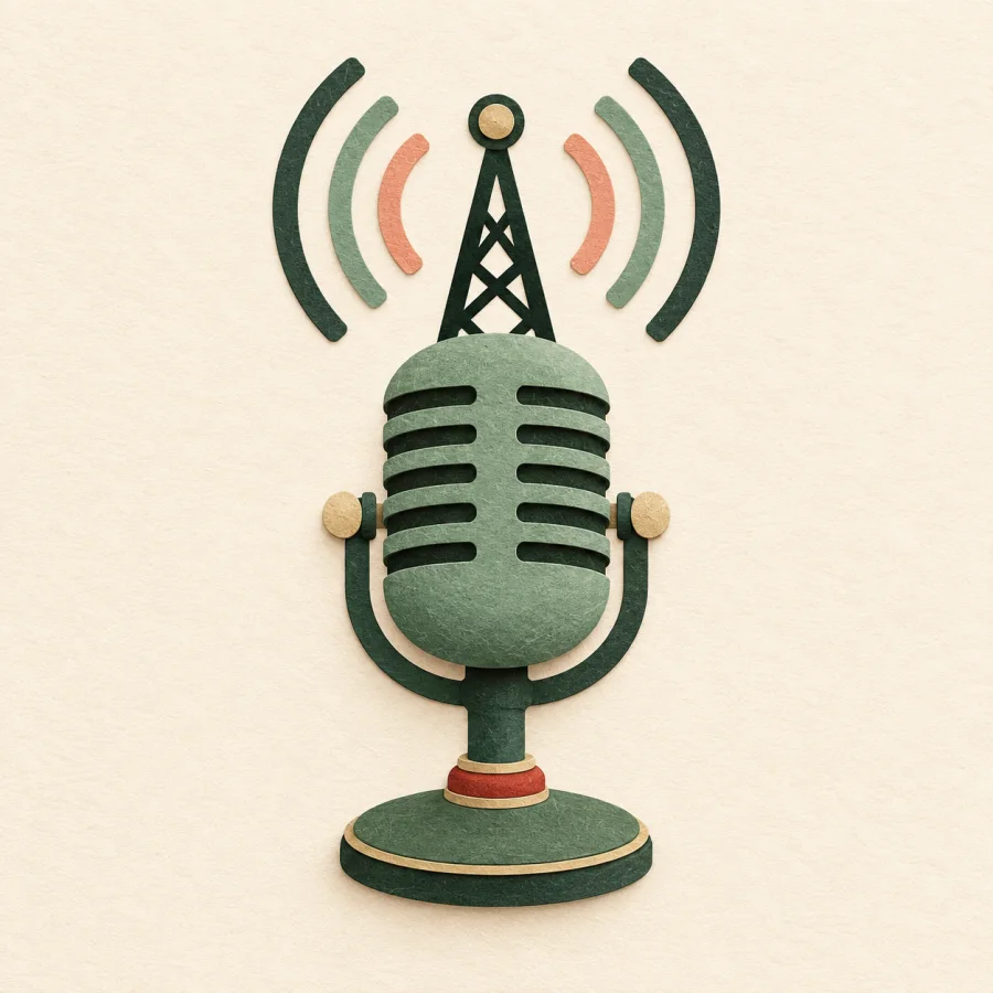 Um microfone ao lado de uma antena