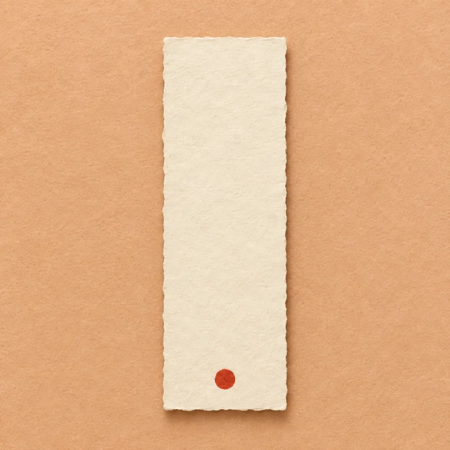 Ein einzelnes Blatt Papier auf dem Boden
