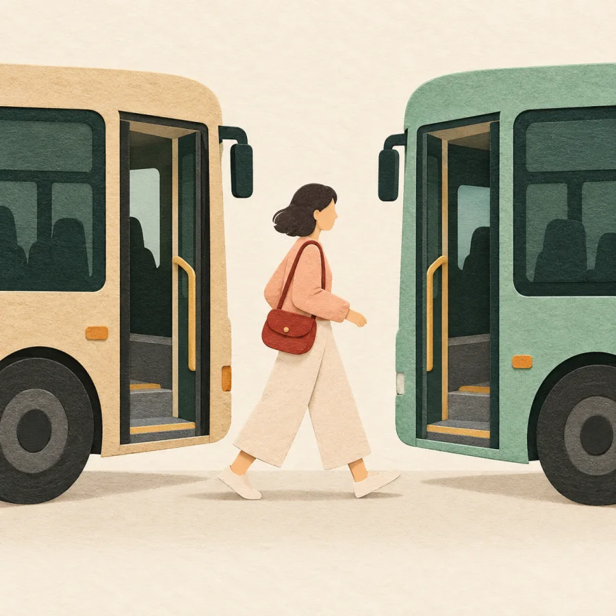 Eine reisende Person wechselt den Bus