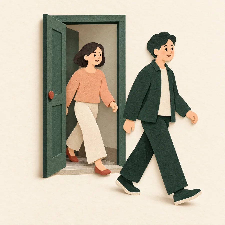 Una persona cruzando una puerta tras otra