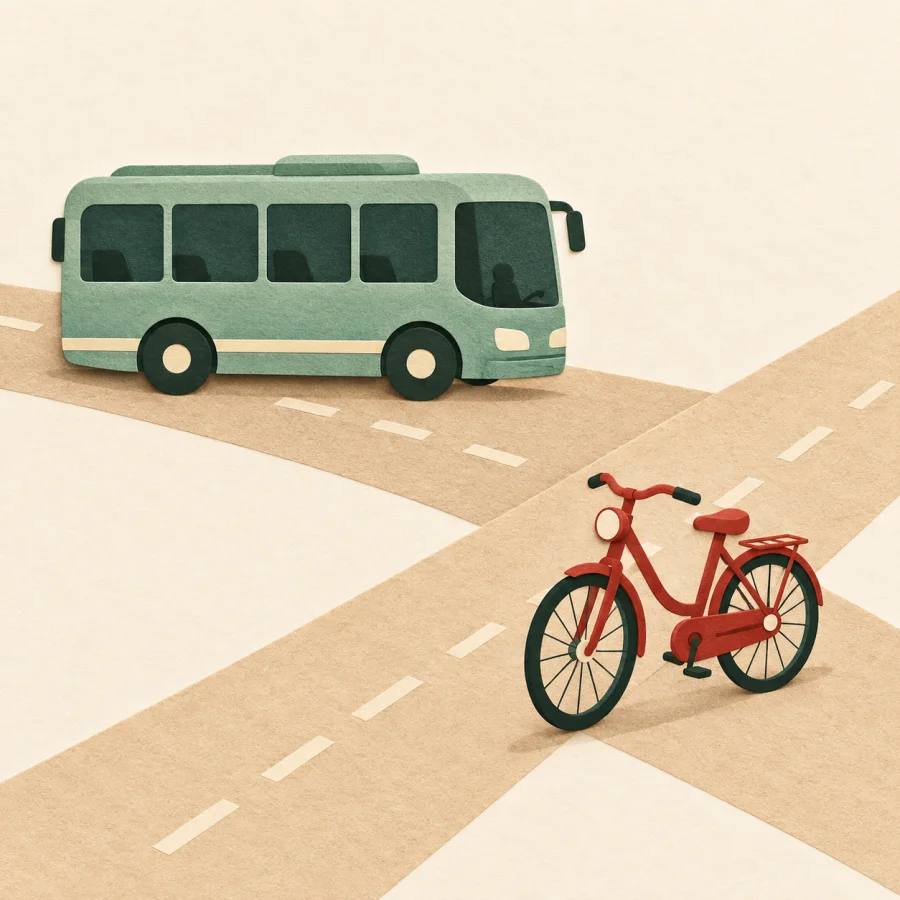 Un bus et un vélo sur la route