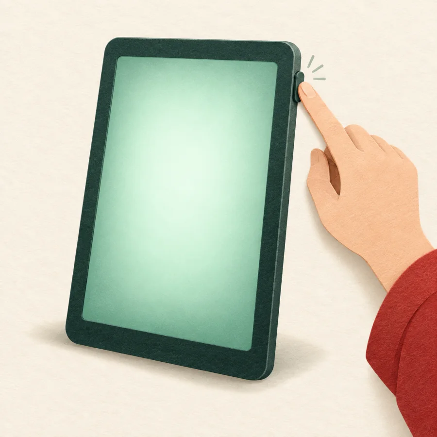 Uma pessoa ligando um tablet